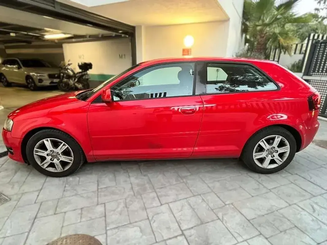 Usado Audi A3 Attraction 105 CV (77 kW) 2011 Rojo Utilitario