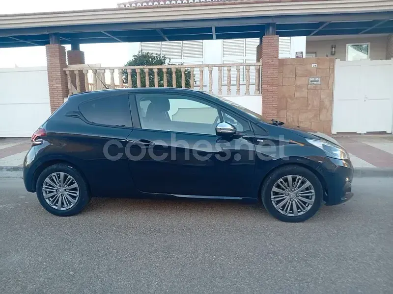 Usado Peugeot 208 Style 75 CV (55 kW) 2016 Gris / plata Utilitario