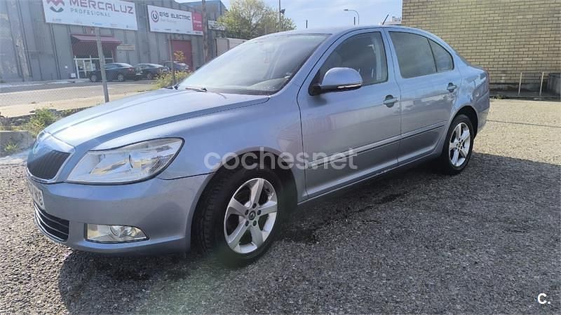 Usado Skoda Octavia Family 105 CV (77 kW) 2011 Gris / plata Berlina
