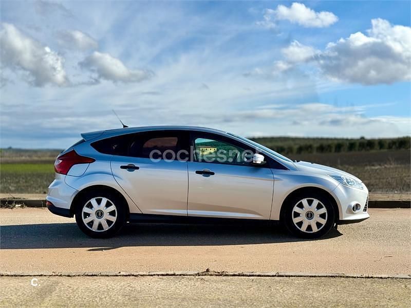 Usado Ford Focus Trend 95 CV (69 kW) 2011 Gris / plata Berlina