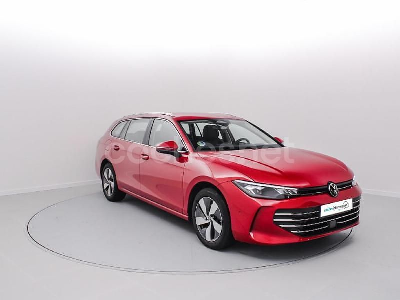 Rojo Usado 2024 VW Passat Business Familiar | 34.990 € (Precio justo) - Imagen 1/4