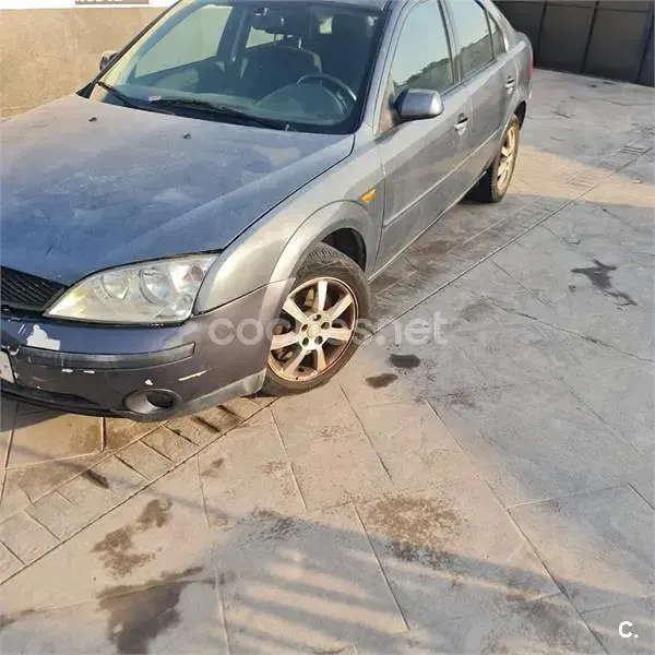 Usado Ford Mondeo Ambiente 115 CV (84 kW) 2003 Gris / plata Berlina