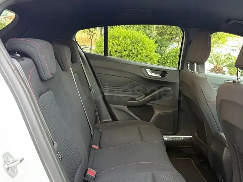 Usado Ford Focus ST-Line 120 CV (88 kW) 2019 Blanco Berlina