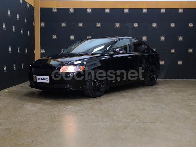 Negro Usado 2009 Volvo S40 Momentum Berlina | 5990 € (Precio justo) - Imagen 1/4