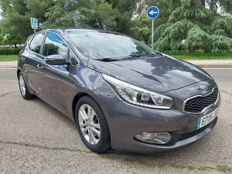 Usado Kia Ceed GT 128 HP (94 kW) 2015 Cinzento Sedan