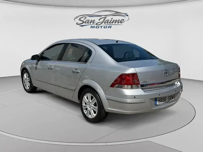 Usado Opel Astra Edition 110 CV (80 kW) 2010 Gris / plata Berlina