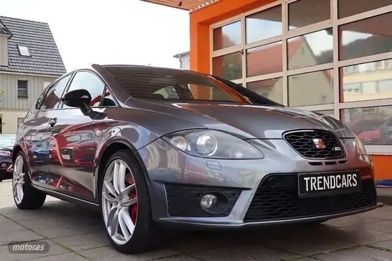 Usado Seat Leon CUPRA 265 CV (194 kW) 2012 Plateado Berlina