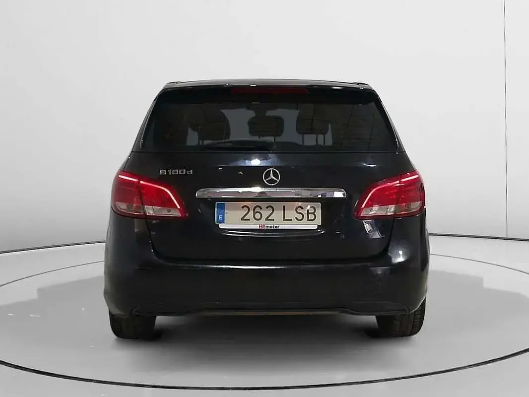 Usado Mercedes B180 109 CV (80 kW) 2017 Negro Utilitario