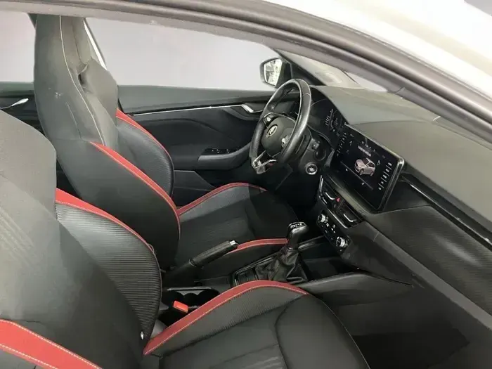 Usado Skoda Scala Monte Carlo 110 CV (80 kW) 2022 Blanco Utilitario