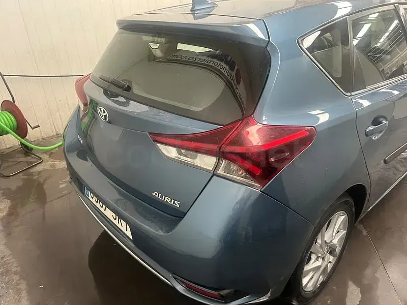 Usado Toyota Auris Active 116 CV (85 kW) 2015 Azul Berlina