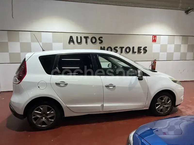 Usado Renault Scénic 95 CV (69 kW) 2011 Blanco Monovolumen