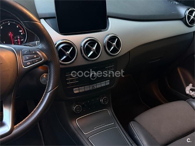 Usado Mercedes B180 AMG line 109 CV (80 kW) 2017 Gris / plata Monovolumen