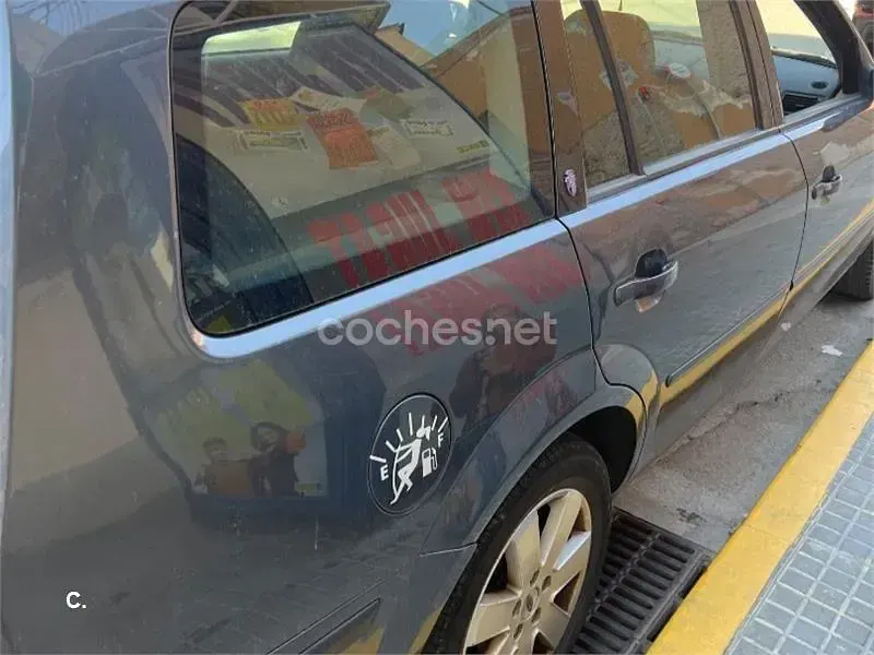 Usado Ford Mondeo Ghia 145 CV (106 kW) 2003 Gris / plata Familiar