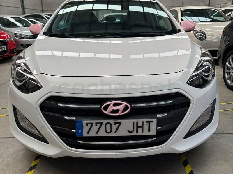 Usado Hyundai i30 110 CV (80 kW) 2015 Blanco Berlina