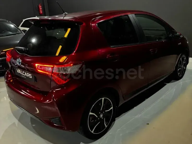 Usado Toyota Yaris Hybrid Advance 100 CV (73 kW) 2017 Granate Berlina