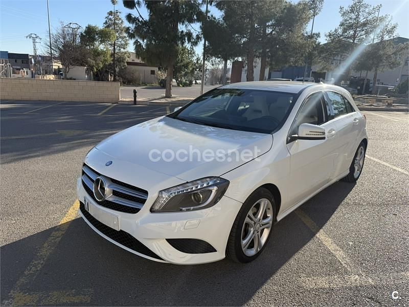 Käytetty Mercedes A180 Urban 109 HP (80 kW) 2015 Valkoinen Sedan