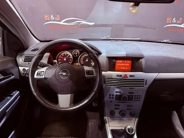 Usado Opel Astra Sport 105 HP (77 kW) 2007 Preto Sedan