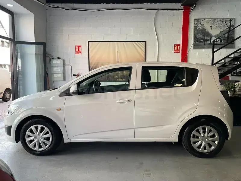Usado Chevrolet Aveo LS 101 CV (74 kW) 2012 Blanco Berlina