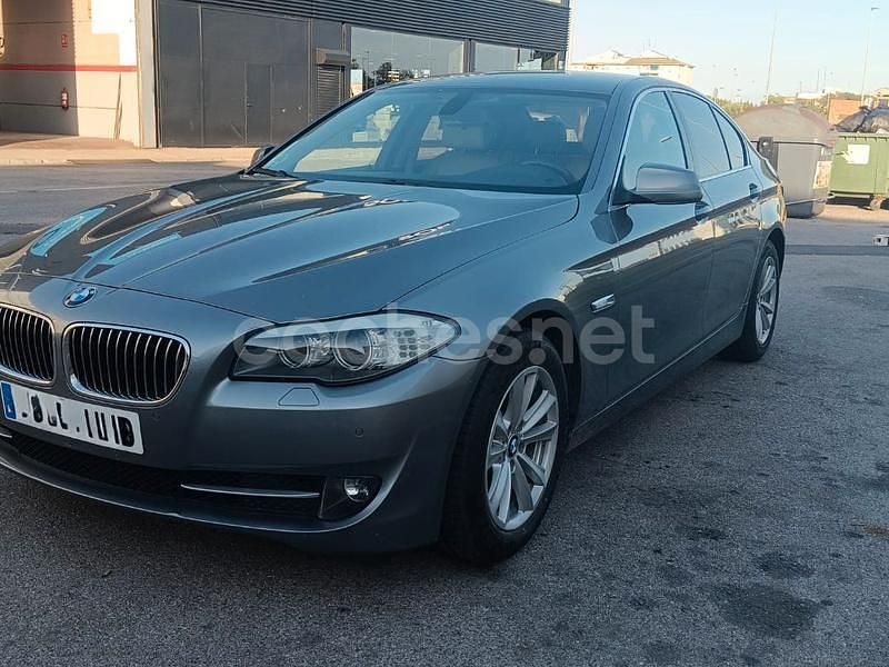 Gris / plata Usado 2011 BMW 520 Comfort Edition Berlina | 9799 € (Precio justo) - Imagen 1/4