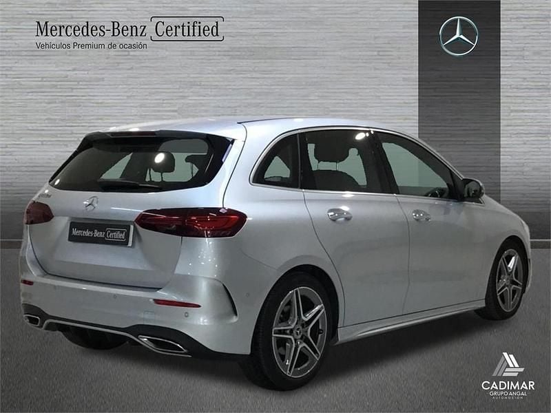 Usado Mercedes B180 AMG line 116 CV (85 kW) 2023 Plateado Monovolumen