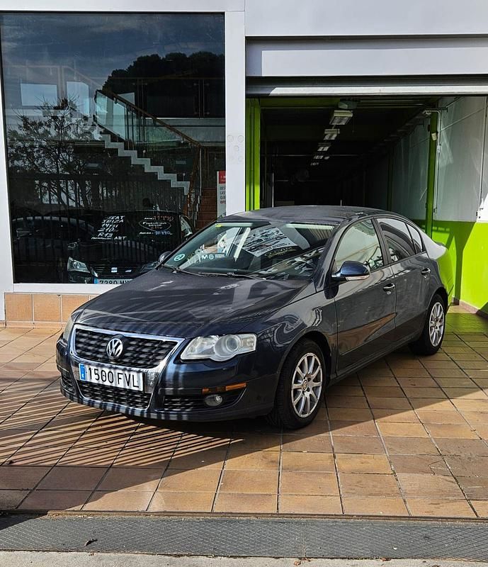 Gris Usado 2007 VW Passat Advance Berlina | 6990 € (Precio justo) - Imagen 1/4