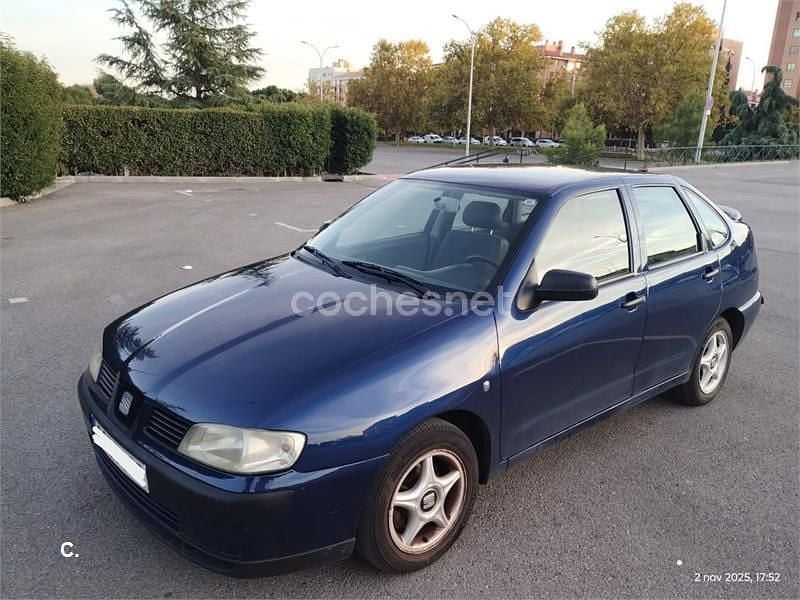 Azul Usado 2001 Seat Cordoba Stella Berlina | 1700 € (Precio justo) - Imagen 1/4