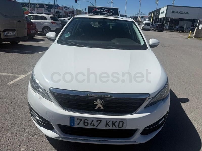 Usado Peugeot 308 Active 100 CV (73 kW) 2018 Blanco Berlina