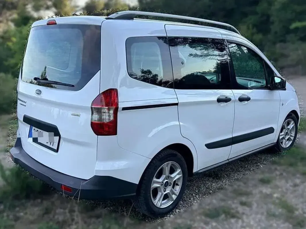 Usado Ford Tourneo Courier Trend 102 CV (75 kW) 2016 Blanco Monovolumen