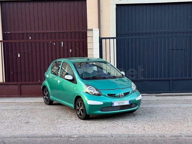 Usado Toyota Aygo 68 CV (50 kW) 2008 Verde Utilitario