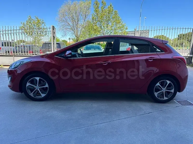 Usado Hyundai i30 100 CV (73 kW) 2015 Granate Berlina