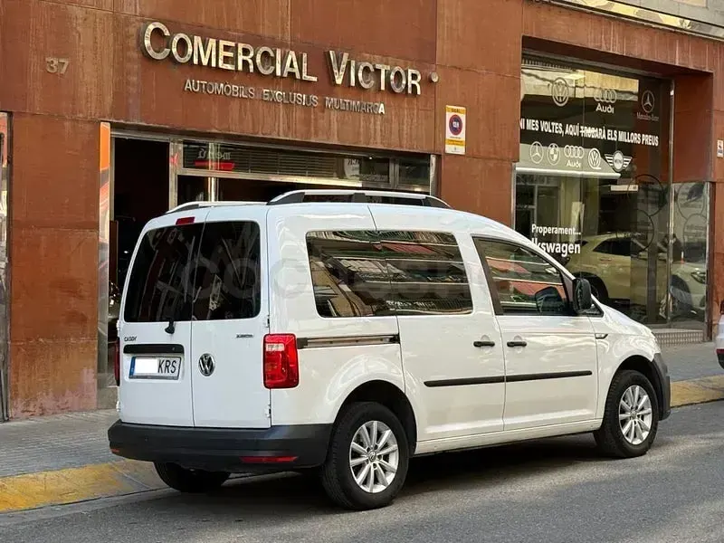 Usado VW Caddy Trendline 110 CV (80 kW) 2018 Blanco Monovolumen