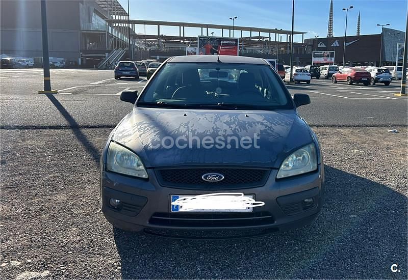 Usado Ford Focus Trend 100 CV (73 kW) 2005 Gris / plata Berlina