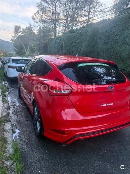 Rojo Usado 2018 Ford Focus ST-Line Berlina | 8500 € (Super precio) - Imagen 1/4