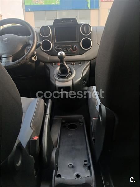 Usado Peugeot Partner Tepee Active 100 CV (73 kW) 2015 Gris / plata Monovolumen