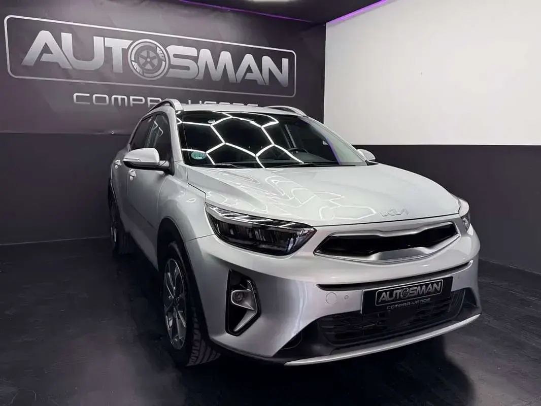 Usado Kia Stonic Style 99 CV (72 kW) 2023 Gris SUV