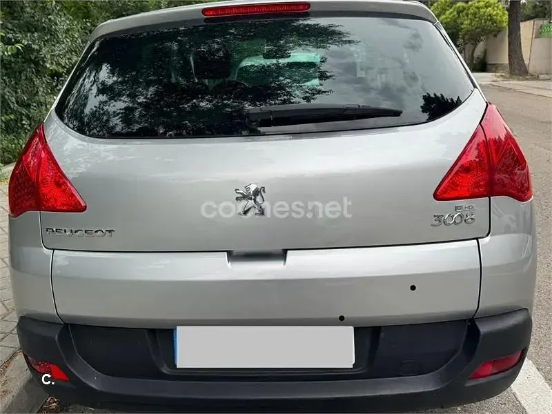 Usado Peugeot 3008 Active 115 CV (84 kW) 2013 Gris / plata Familiar