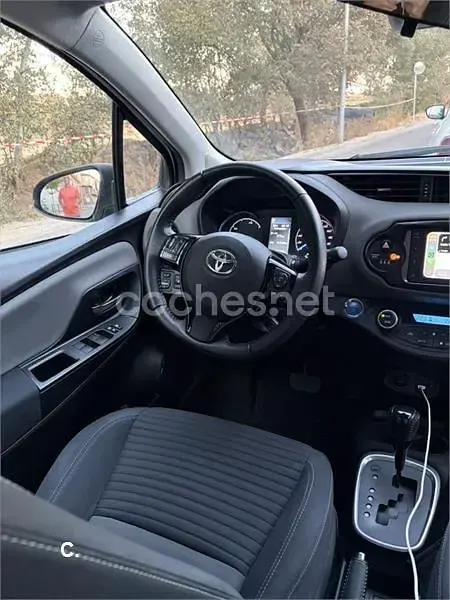 Usado Toyota Yaris Hybrid 100 CV (73 kW) 2019 Blanco Berlina