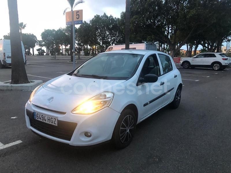 Blanco Usado 2011 Renault Clio II Business Berlina | 3900 € (Buen precio) - Imagen 1/4