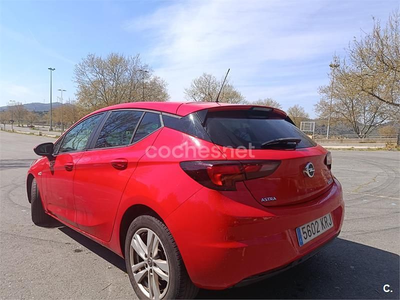Usado Opel Astra Dynamic 110 CV (80 kW) 2018 Rojo Berlina