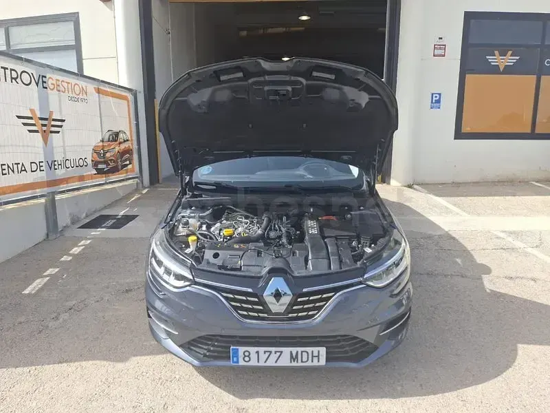 Usado Renault Mégane GrandTour Techno 140 CV (102 kW) 2023 Gris / plata Familiar
