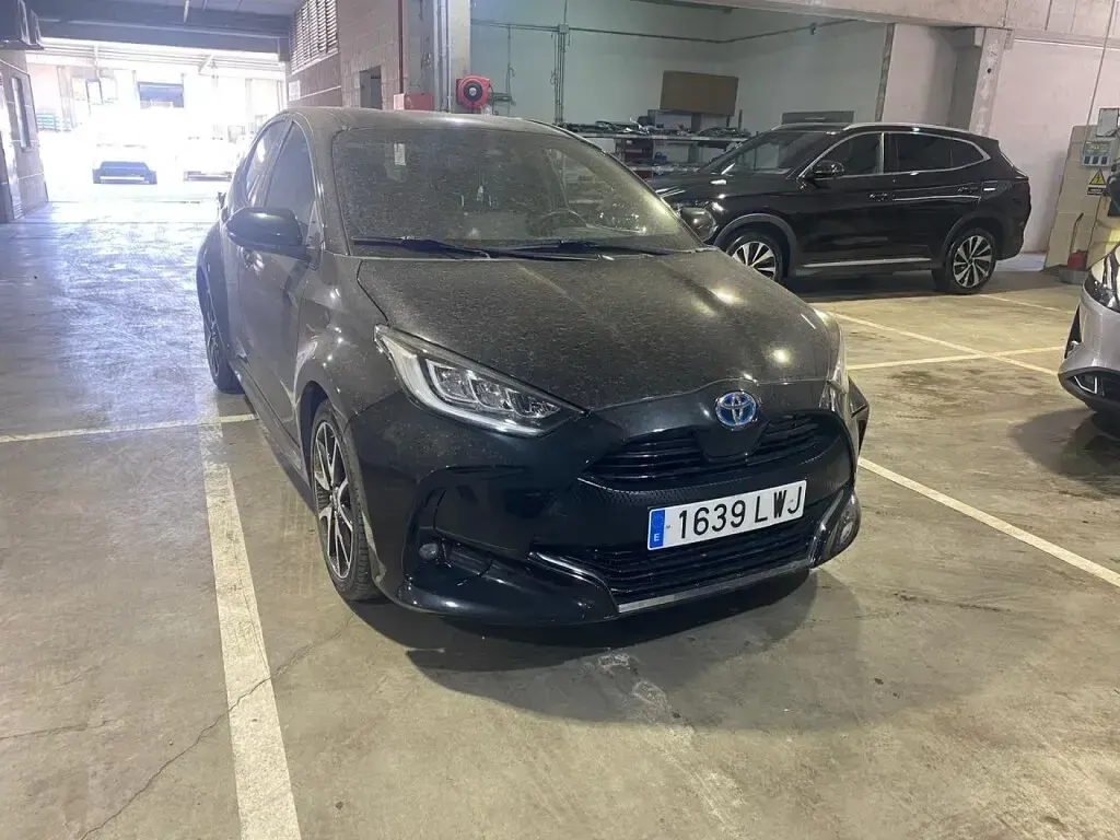 Usado Toyota Yaris Hybrid Style 116 CV (85 kW) 2022 Negro Berlina