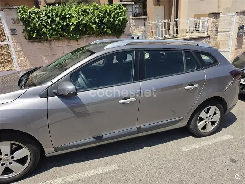 Usado Renault Mégane GrandTour Dynamique 105 CV (77 kW) 2010 Gris / plata Familiar