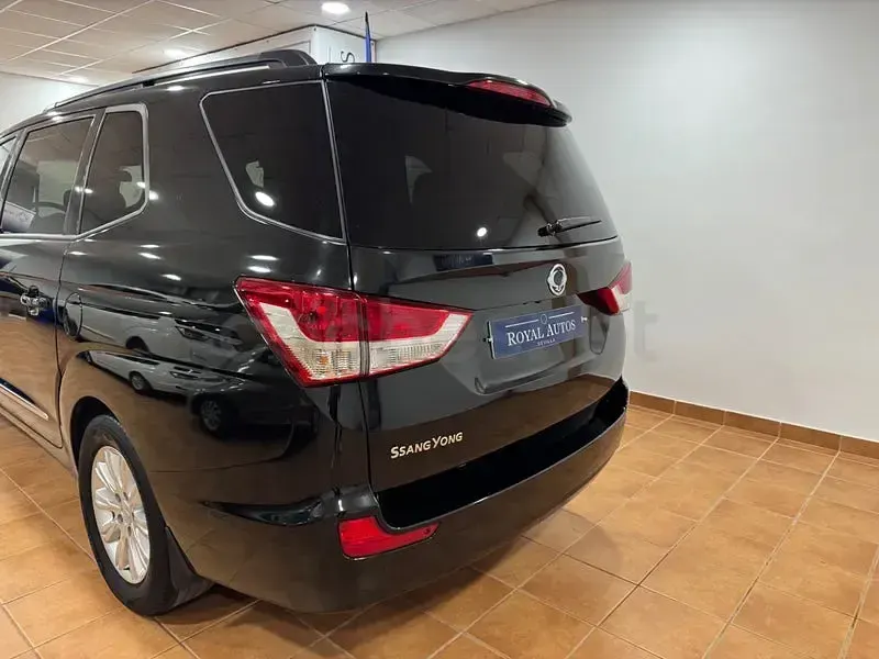 Usado SsangYong Rodius Limited 155 CV (114 kW) 2015 Negro Monovolumen