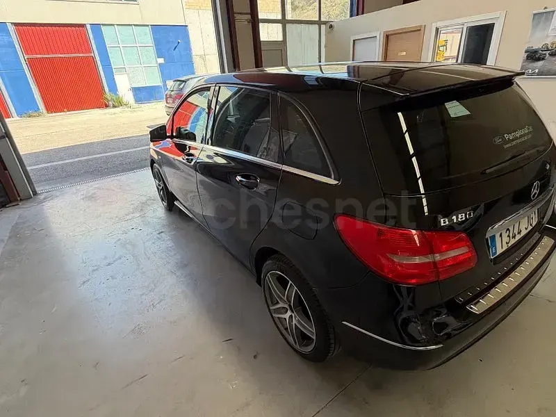 Usado Mercedes B180 109 CV (80 kW) 2012 Negro Utilitario