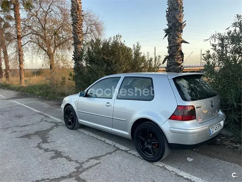 Usado VW Golf IV Highline 130 CV (95 kW) 2002 Gris / plata Berlina