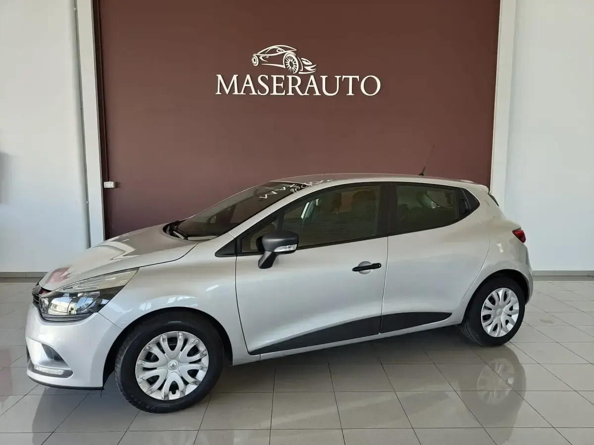 Usado Renault Clio IV Business 75 CV (55 kW) 2019 Blanco Berlina