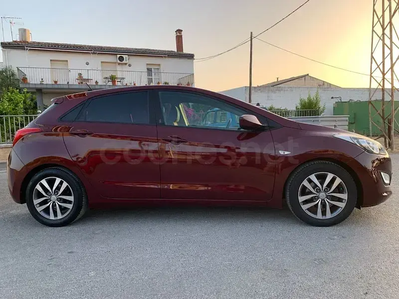 Usado Hyundai i30 100 CV (73 kW) 2017 Granate Berlina
