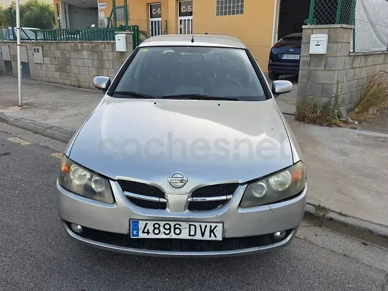 Usado Nissan Almera Visia 98 CV (72 kW) 2005 Gris / plata Berlina