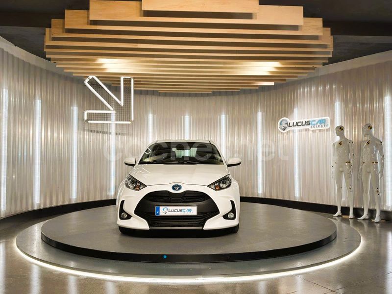 Blanco Usado 2023 Toyota Yaris Hybrid Active Berlina | 21.990 € (Precio justo) - Imagen 1/4