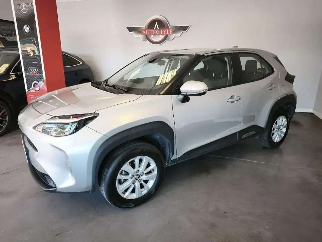 Usado Toyota Yaris Cross Business Edition 116 CV (85 kW) 2023 Plateado SUV